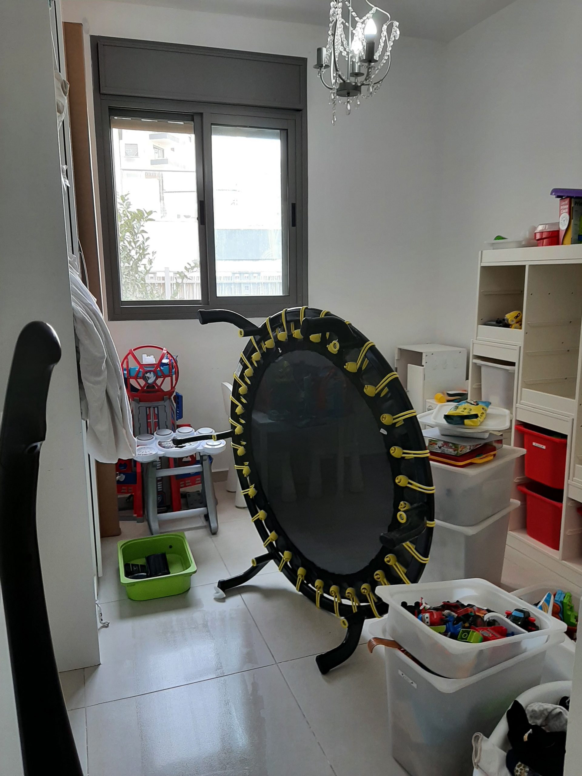 חדר ארונות בדרך להפוך לחדר ילדים